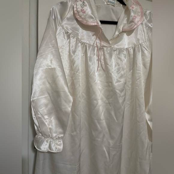 Elegant vintage style White Satin Night gown - Picture 4 of 9